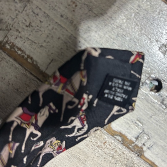 MBP New York-London-Tokyo 100% Silk Tie - Picture 3 of 5